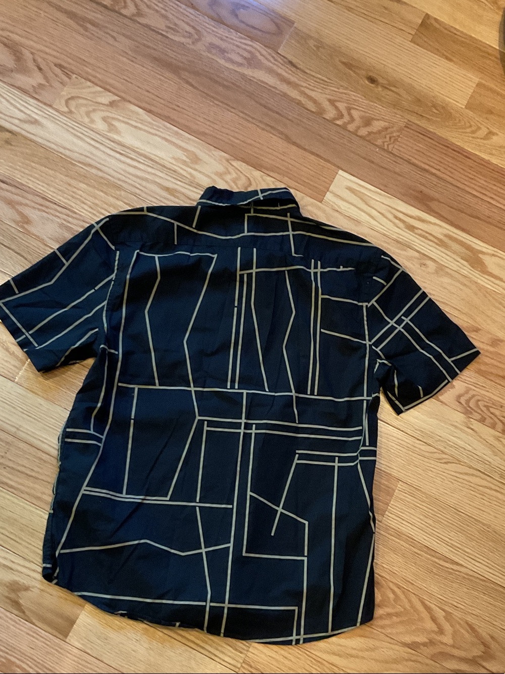 Banana Republic Black Short-Sleeve Button-Down Tan Geometric Lines NWOT medium - Picture 9 of 9